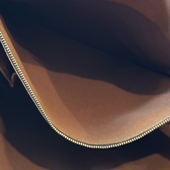 Louis Vuitton
Cabas Beaubourg Monogram Canvas - Picture 9 of 11